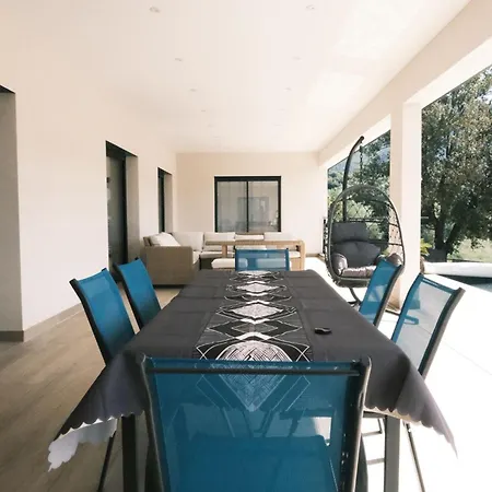 Haute Avec Piscine Pour 6 Personnes, A 10mn De L Aeroport D'ajaccio Et Des Plages Villa *
